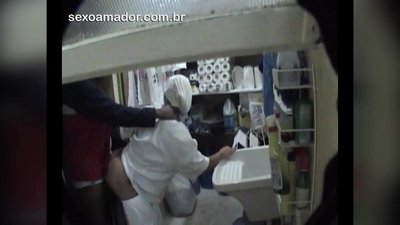 Motoboy hà sessu cù una donna di pulizia in un ristorante trà e spedizioni
