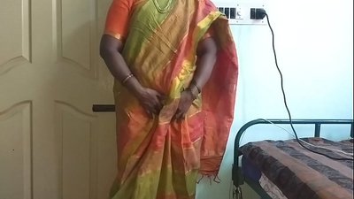 Desi cameriera indiana per mostrà e so tette naturali à u pruprietariu di casa