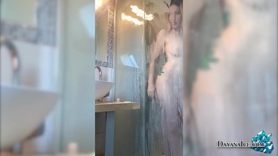 U zitellu cù un culo succoso si masturba in a doccia