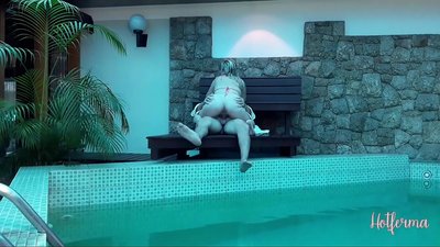 Boss invita a cameriera à a piscina, ma ùn pudia resiste à un caldu