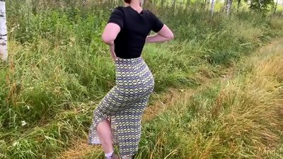 A moglia succhia u cazzo in a strada è hà sessu cù a fine nantu à u so culo. CleoModel porno russo